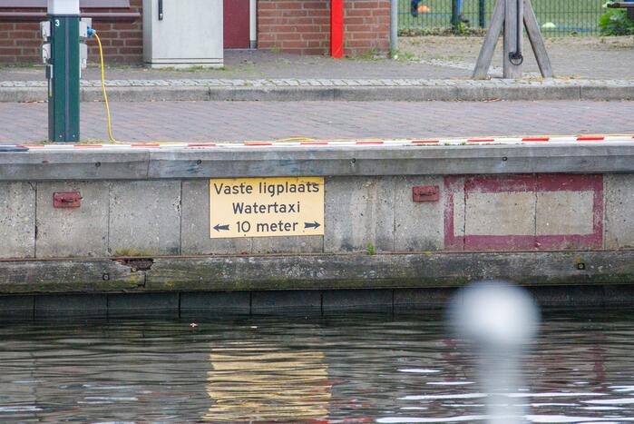 Scooter raakt te water bij ligplaats van watertaxi