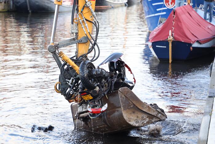 Scooter raakt te water bij ligplaats van watertaxi