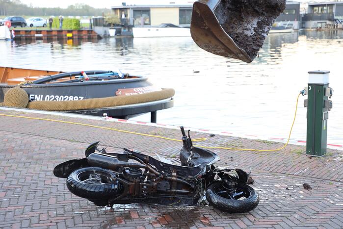 Scooter raakt te water bij ligplaats van watertaxi