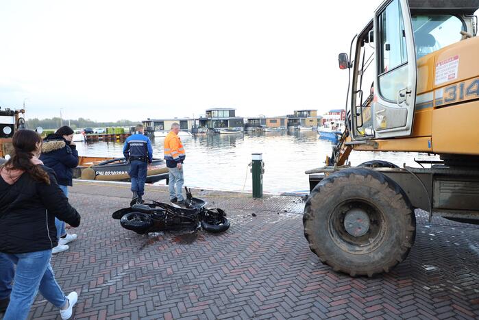 Scooter raakt te water bij ligplaats van watertaxi