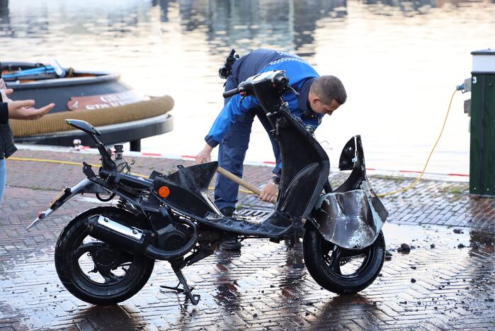 Scooter raakt te water bij ligplaats van watertaxi