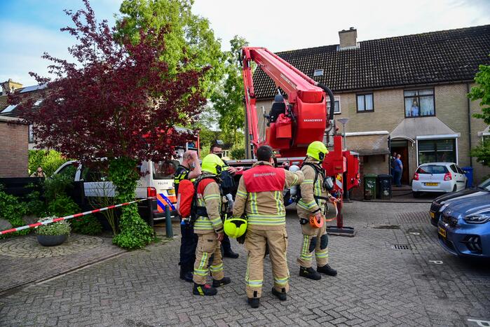 #HoogvlietRotterdam Brandweer blust brand in schoorsteen van woning Plevier Hoogvliet Rotterdam.