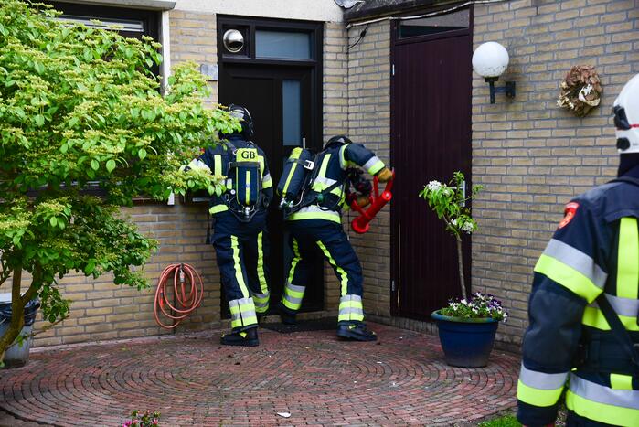 Brandweer blust brand in schoorsteen van woning