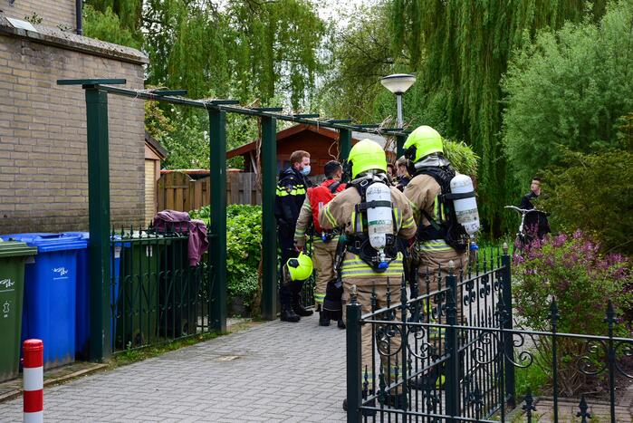 Brandweer blust brand in schoorsteen van woning