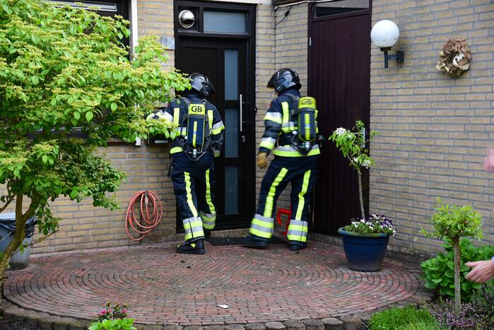 Brandweer blust brand in schoorsteen van woning