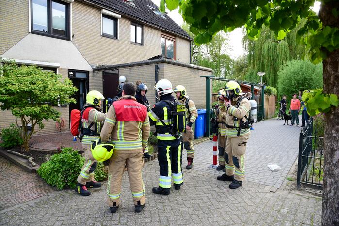 Brandweer blust brand in schoorsteen van woning