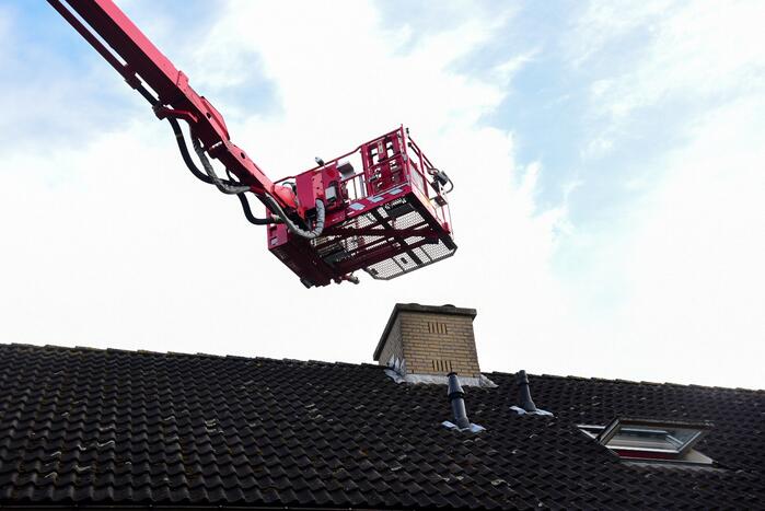 Brandweer blust brand in schoorsteen van woning