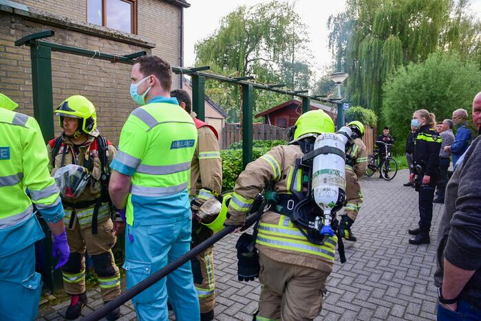 Brandweer blust brand in schoorsteen van woning