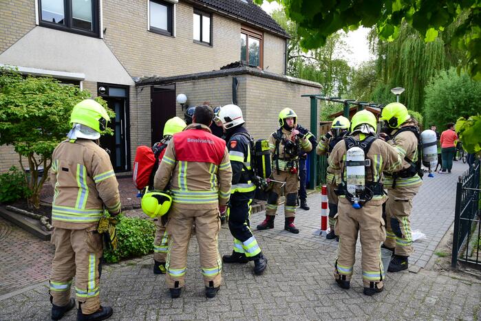 Brandweer blust brand in schoorsteen van woning