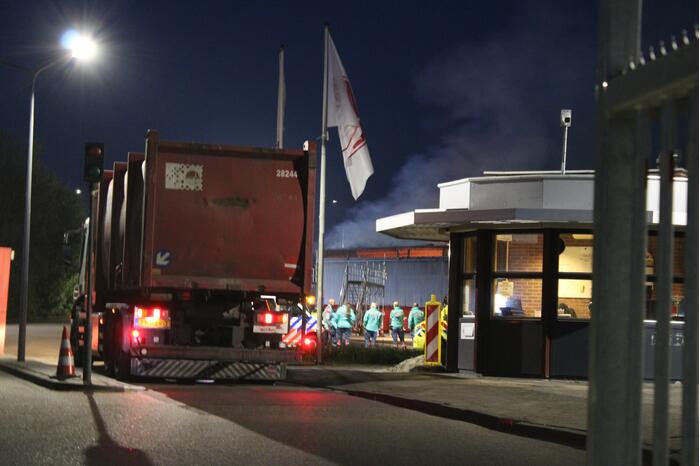 Grote brand in loods van vuilstort