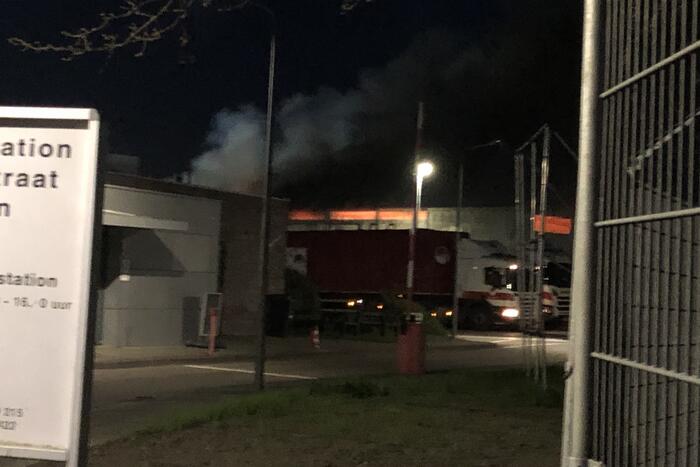 Grote brand in loods van vuilstort