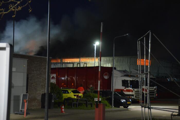 Grote brand in loods van vuilstort