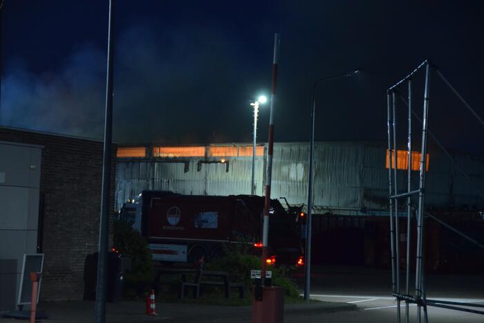 Grote brand in loods van vuilstort