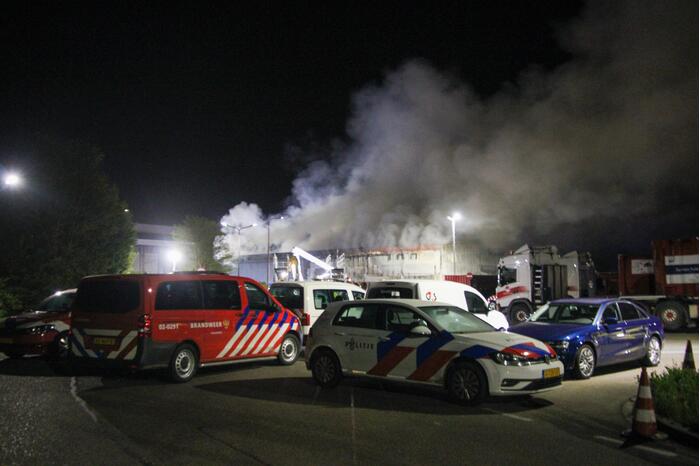 Grote brand in loods van vuilstort