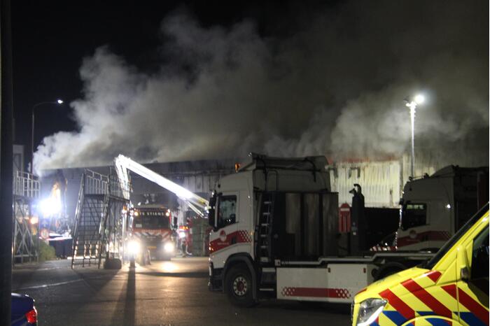 Grote brand in loods van vuilstort