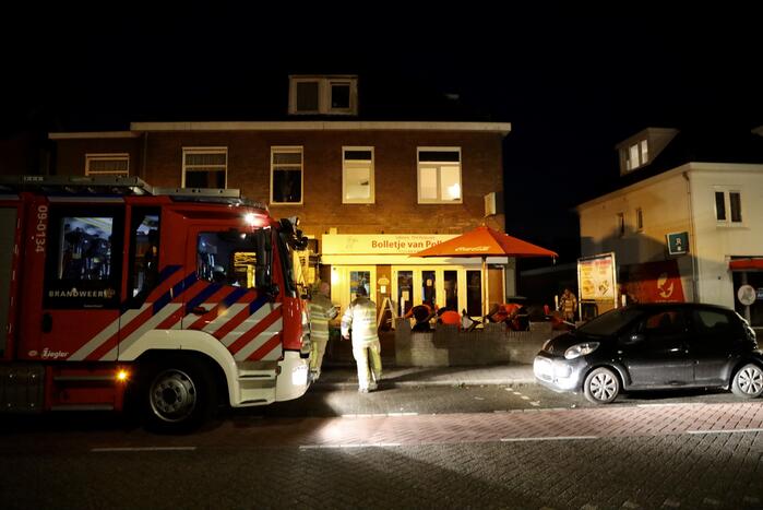 Brandweer doet onderzoek naar vreemde lucht in snackbar Bolletje van Polletje