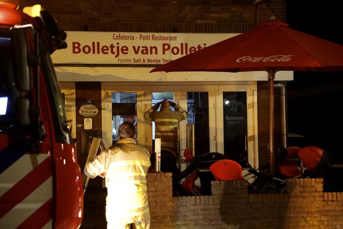 Brandweer doet onderzoek naar vreemde lucht in snackbar Bolletje van Polletje