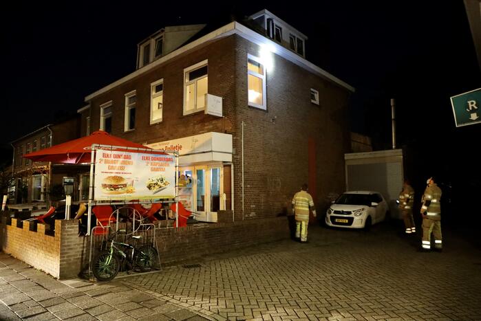 Brandweer doet onderzoek naar vreemde lucht in snackbar Bolletje van Polletje