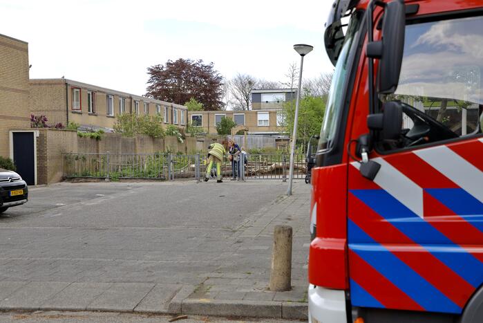 Brandweer bevrijdt kind uit toegangshek