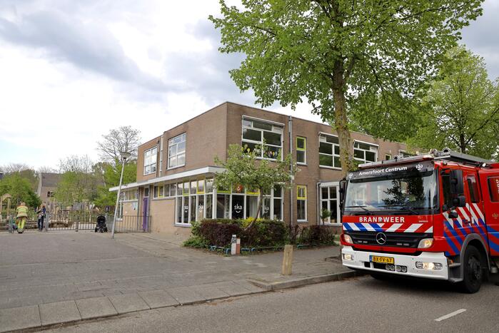 Brandweer bevrijdt kind uit toegangshek