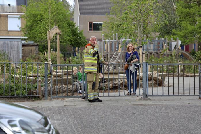 Brandweer bevrijdt kind uit toegangshek