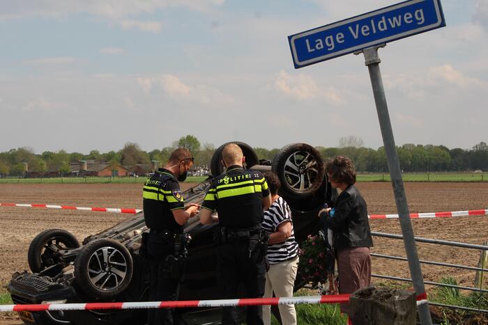 #Lunteren Auto op z'n kop na ongeval Lage Veldweg Lunteren.