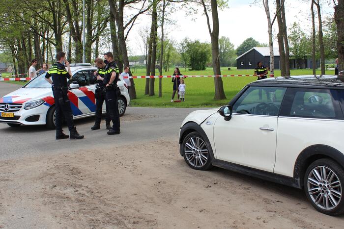 Auto op z'n kop na ongeval