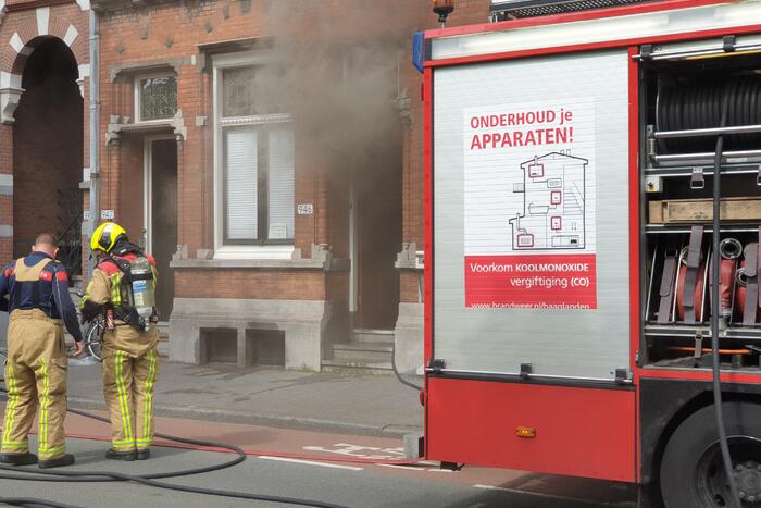 Veel rook door brand in kelder van woning