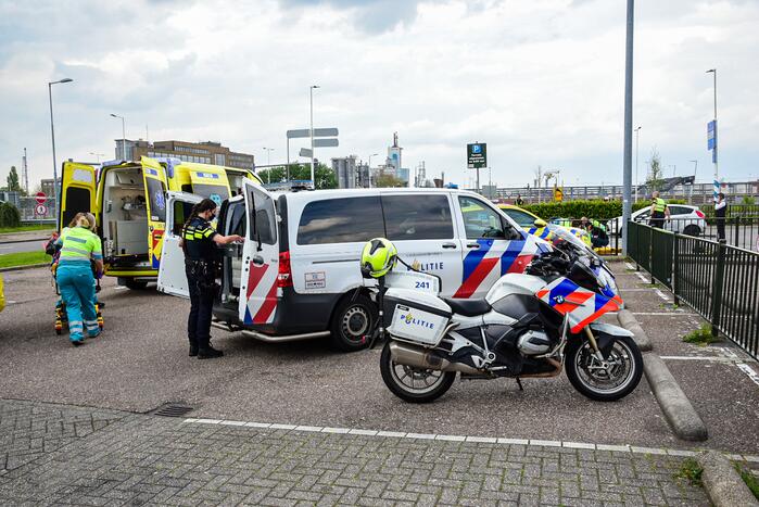 Personenauto schiet van snelweg en botst tegen meerdere personen