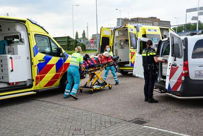 Personenauto schiet van snelweg en botst tegen meerdere personen