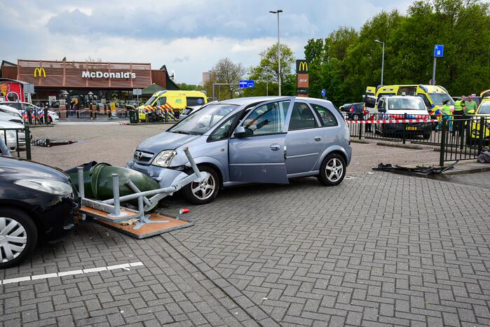 Personenauto schiet van snelweg en botst tegen meerdere personen
