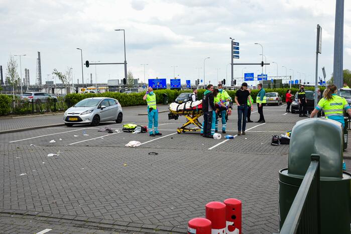 Personenauto schiet van snelweg en botst tegen meerdere personen