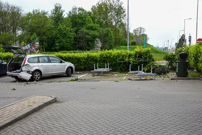 Personenauto schiet van snelweg en botst tegen meerdere personen