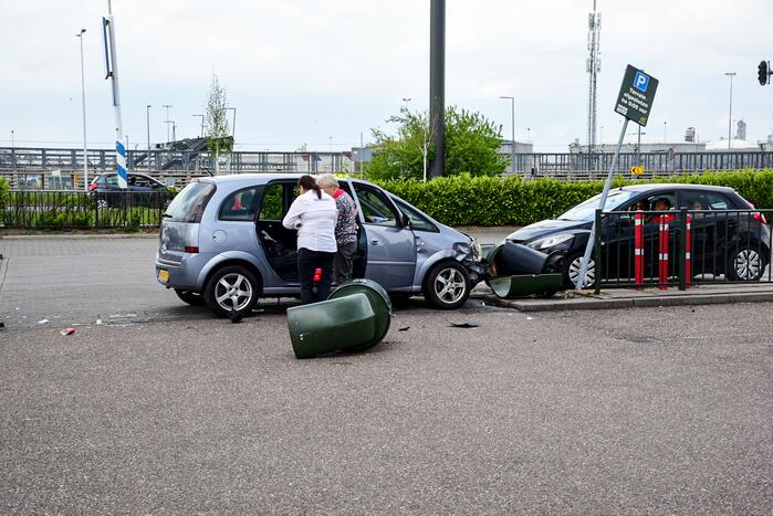 Personenauto schiet van snelweg en botst tegen meerdere personen