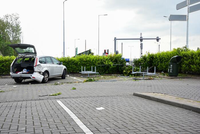 Personenauto schiet van snelweg en botst tegen meerdere personen