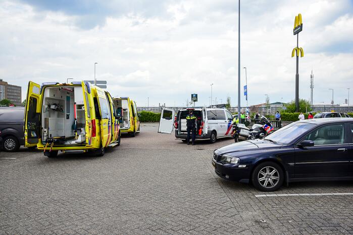 Personenauto schiet van snelweg en botst tegen meerdere personen