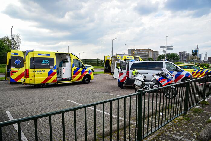 Personenauto schiet van snelweg en botst tegen meerdere personen