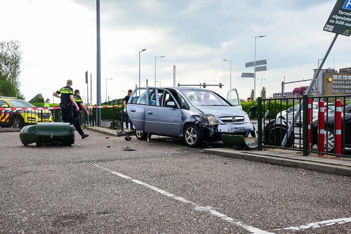 Personenauto schiet van snelweg en botst tegen meerdere personen