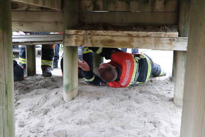Meisje door brandweer bevrijdt van klimtoestel
