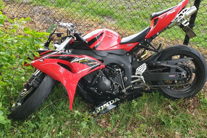 Motor zwaar beschadigd door botsing tegen boom