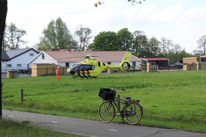 Automobilist raakt ernstig gewond door botsing tegen boom