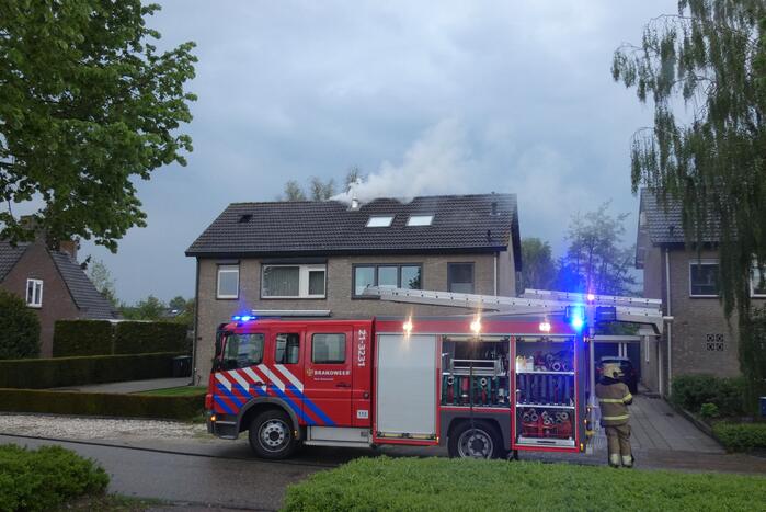 Brandweer bestrijdt uitslaande woning brand