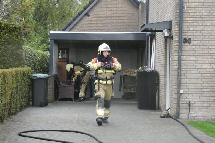 Brandweer bestrijdt uitslaande woning brand