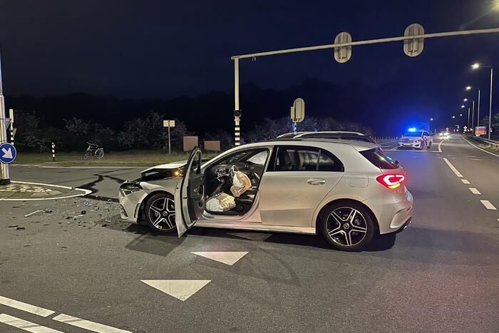 Persoon gewond door botsing tussen twee personenauto's