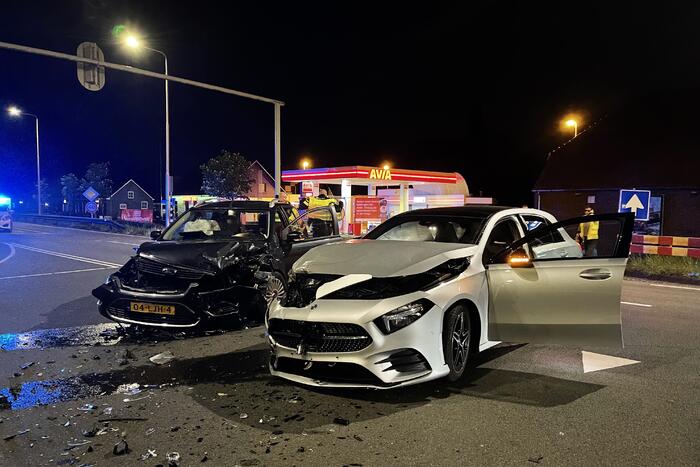 Persoon gewond door botsing tussen twee personenauto's