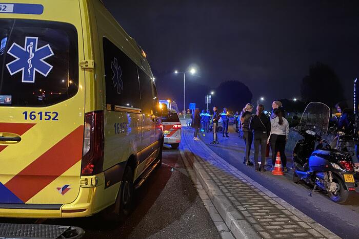 Twee scooterrijders gewond door frontale botsing