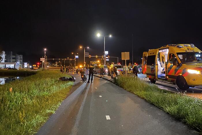 Twee scooterrijders gewond door frontale botsing