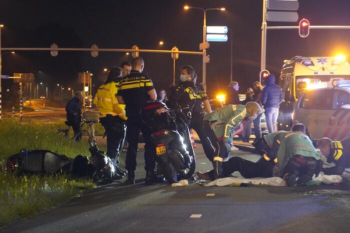 Twee scooterrijders gewond door frontale botsing