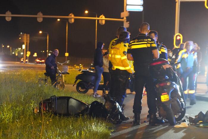 Twee scooterrijders gewond door frontale botsing
