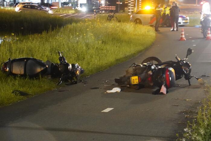 Twee scooterrijders gewond door frontale botsing